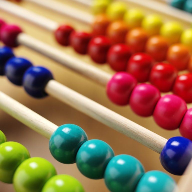 Das Bild zeigt einen Ausschnitt eines Abacus mit bunten Holzkugeln.